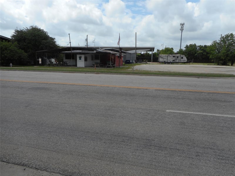 1107 2nd ST, Taylor, TX 76574
