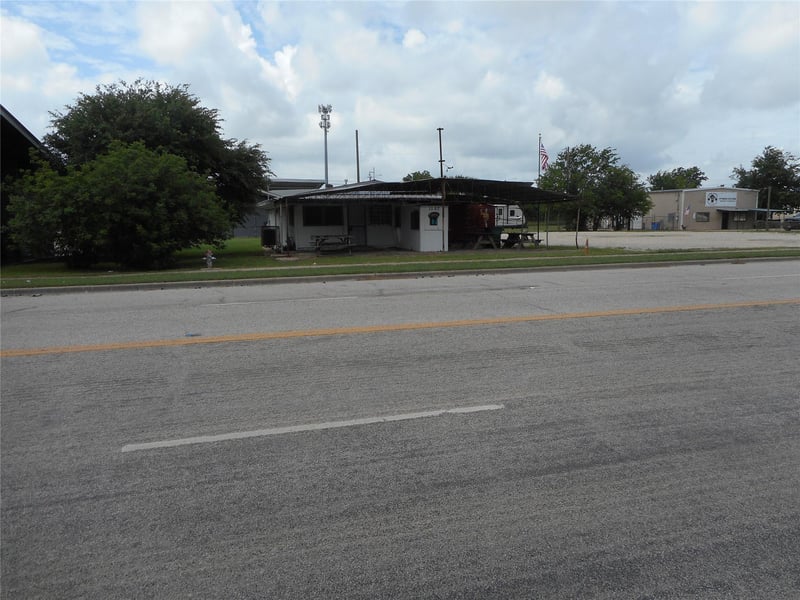 1107 2nd ST, Taylor, TX 76574