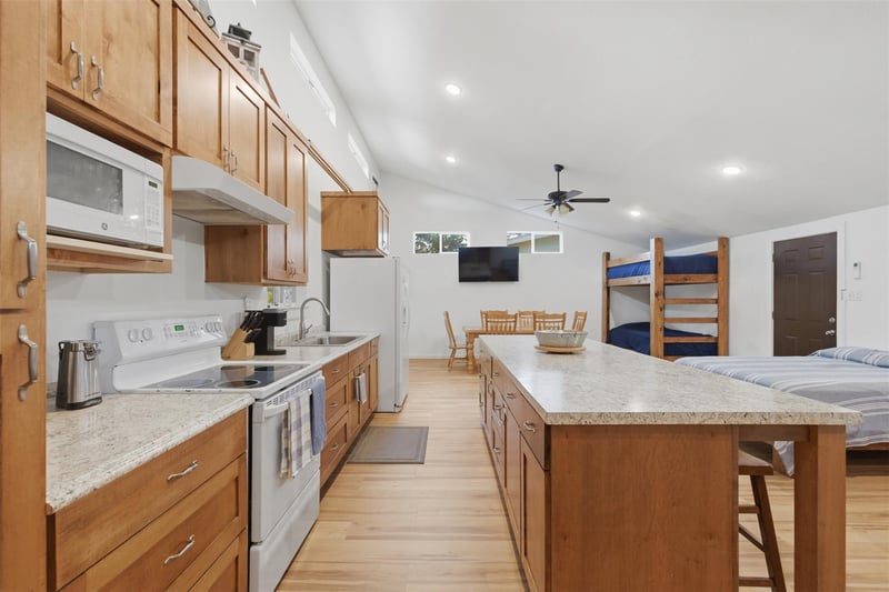20200 Barnett Glenn RD, Spicewood, TX 78669