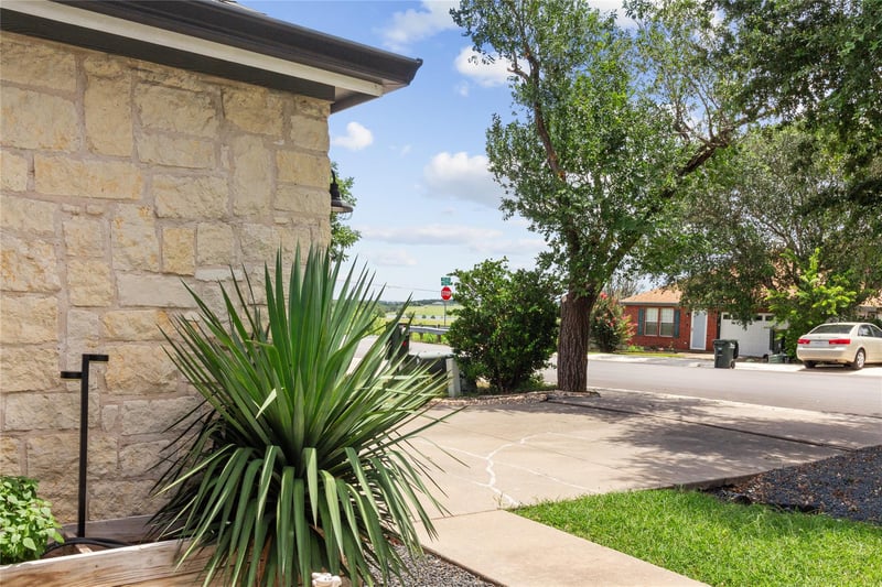 1104 Hilltop DR, San Marcos, TX 78666