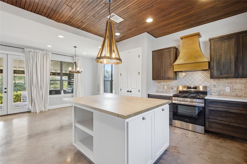 330 Gant RD, Dripping Springs, TX 78620