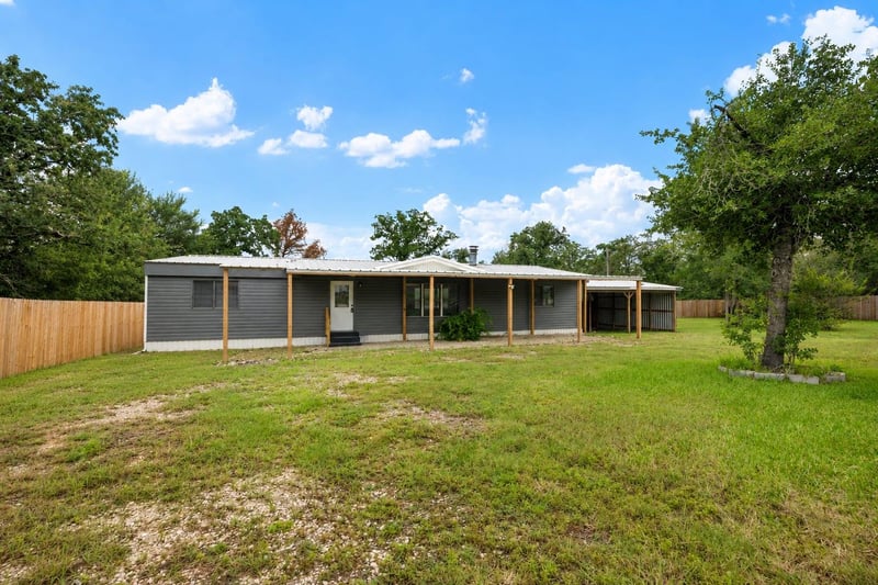 133 Deer Rn, Smithville, TX 78957