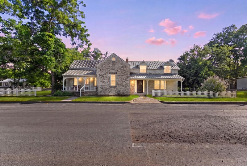 501 W Creek ST, Fredericksburg, TX 78624