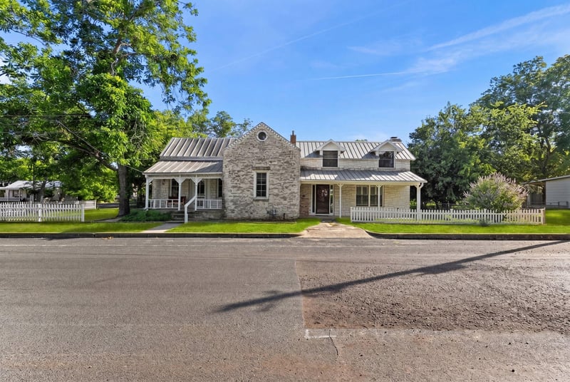 501 W Creek ST, Fredericksburg, TX 78624