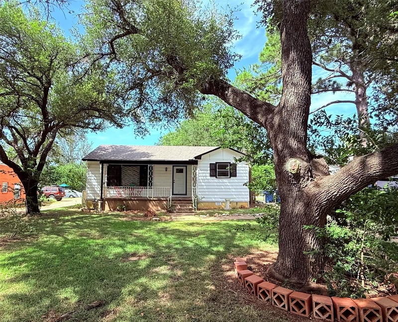 1133 Avenue C, Elgin, TX 78621