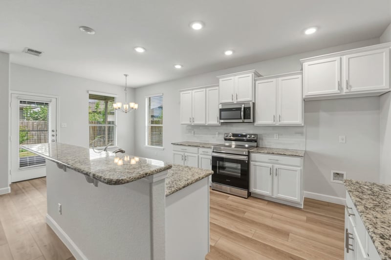 301 Serpentine LN, Jarrell, TX 76537