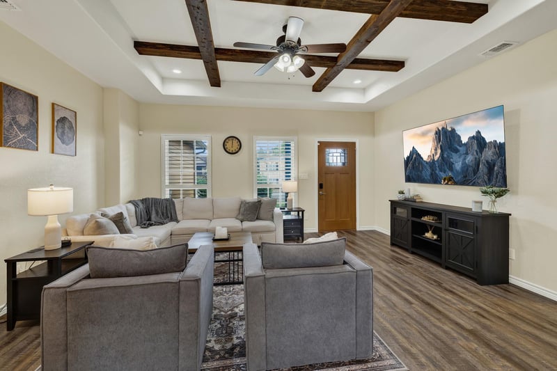 596 Riviera DR, Canyon Lake, TX 78133