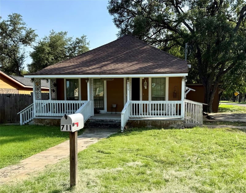 711 Bishop ST, San Marcos, TX 78666