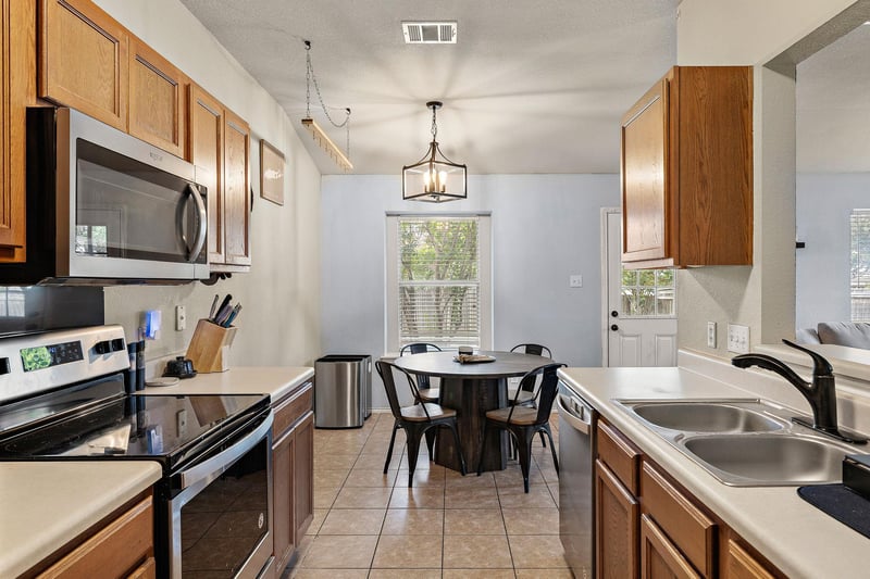 602 Creston ST, Hutto, TX 78634