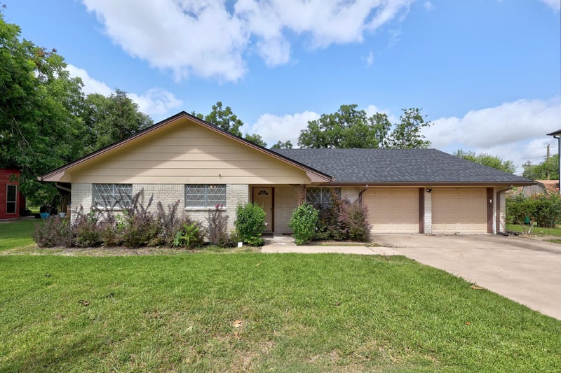 2305 Lathan LN, Taylor, TX 76574