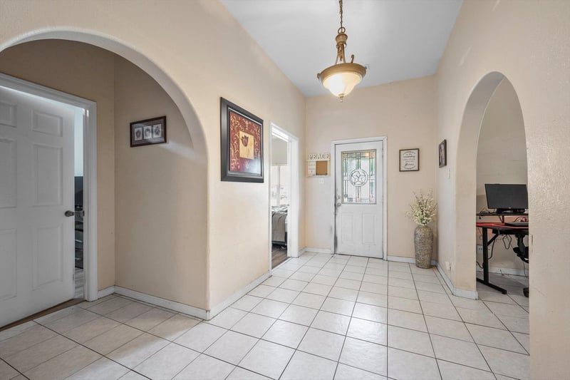 909 3rd ST, Taylor, TX 76574