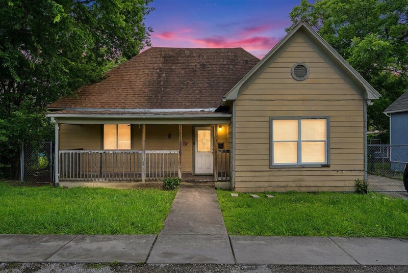 909 3rd ST, Taylor, TX 76574