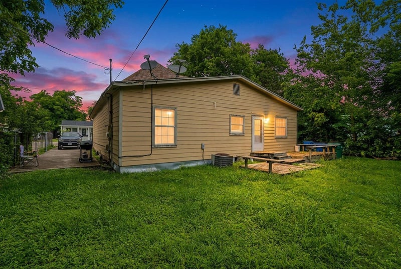 909 3rd ST, Taylor, TX 76574