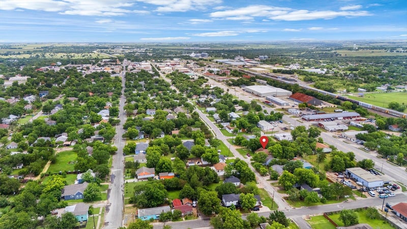 909 3rd ST, Taylor, TX 76574
