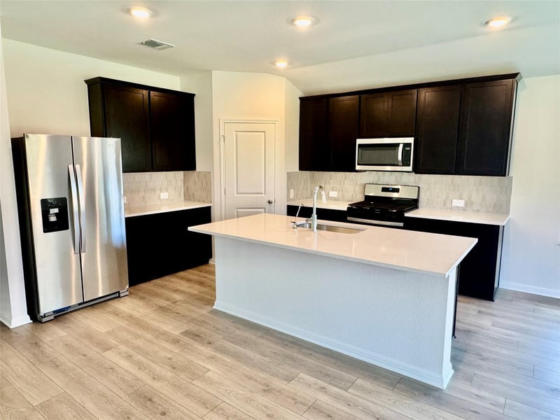 160 Coopers Hawk CRST, Cedar Creek, TX 78612