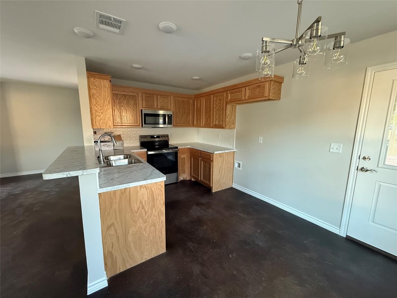 1710 E Avenue J Ave, Lampasas, TX 76550