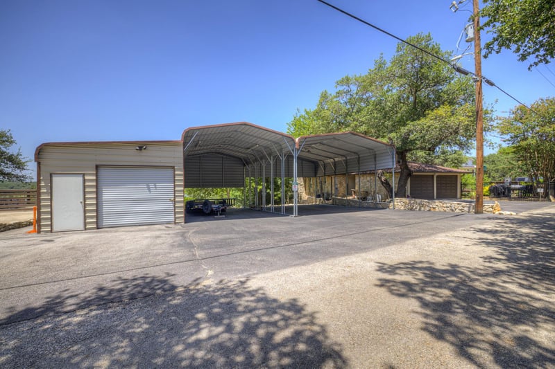 1422 Oakridge LN, Canyon Lake, TX 78133
