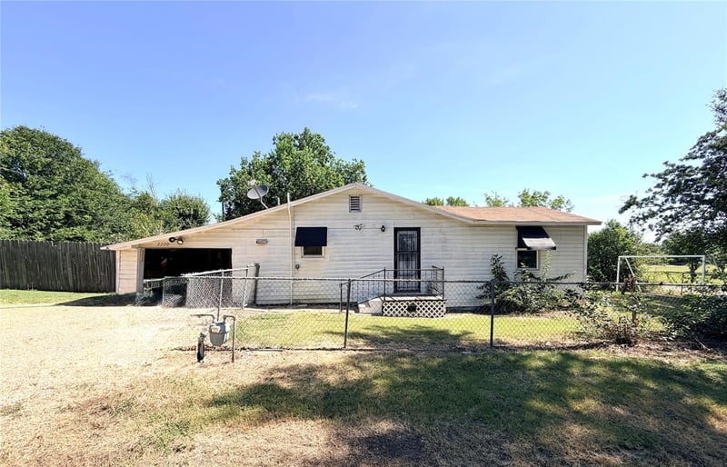 2200 Gillis Ave, Cameron, TX 76520