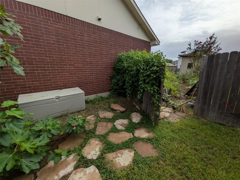129 Hanstrom DR, Hutto, TX 78634