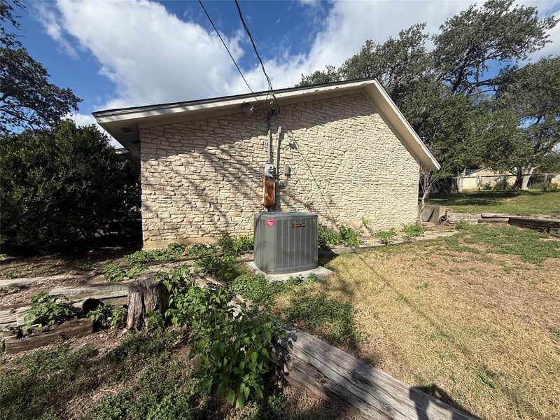 900 Dove DR, Manchaca, TX 78652