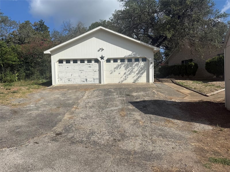 900 Dove DR, Manchaca, TX 78652