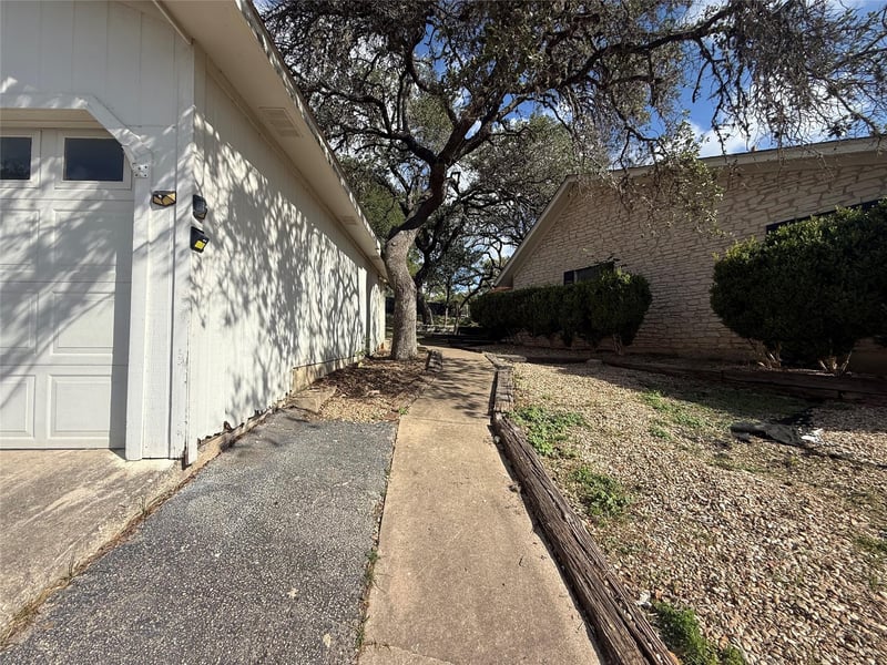 900 Dove DR, Manchaca, TX 78652