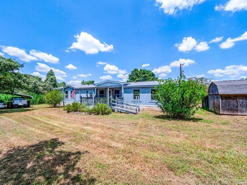 166 Rosanky Cattle Company RD, Smithville, TX 78957