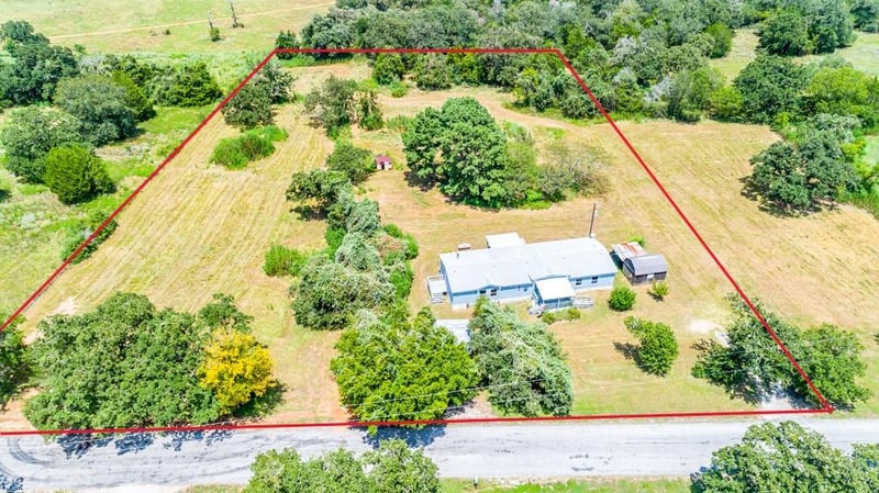 166 Rosanky Cattle Company RD, Smithville, TX 78957