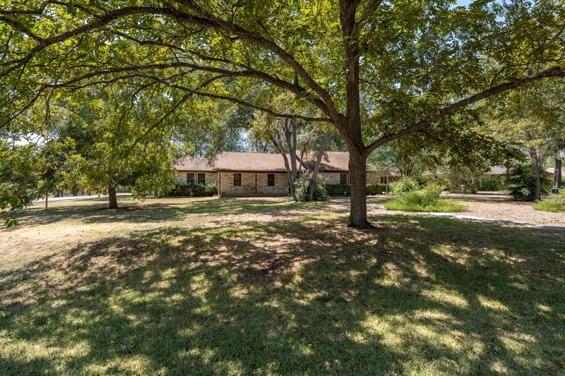 315 Caracara DR, Buda, TX 78610
