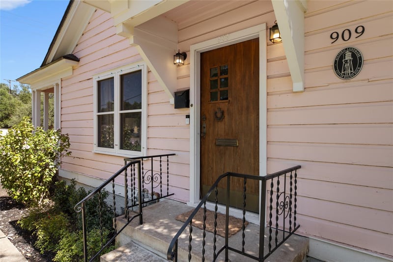 909 E Liberty Ave, Round Rock, TX 78664