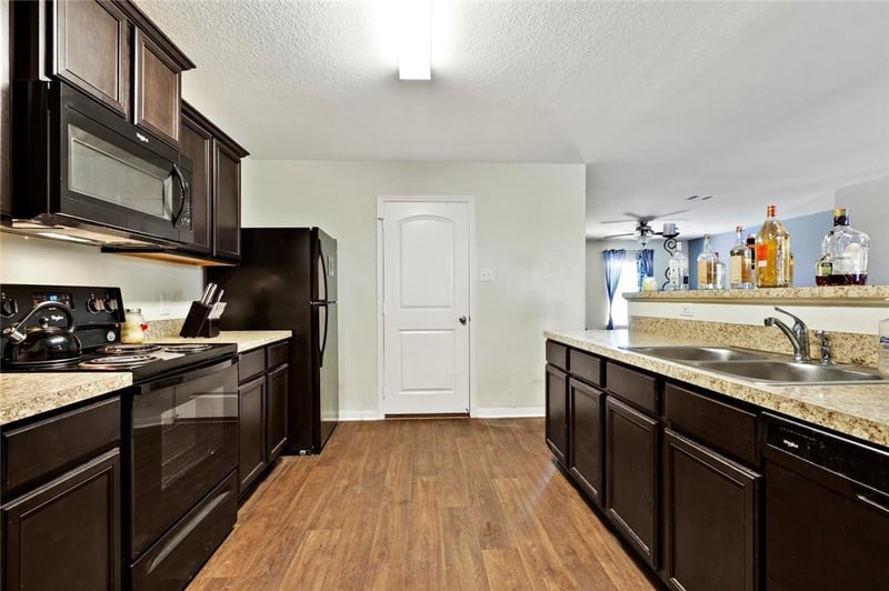 712 Cleary LN, Jarrell, TX 76537