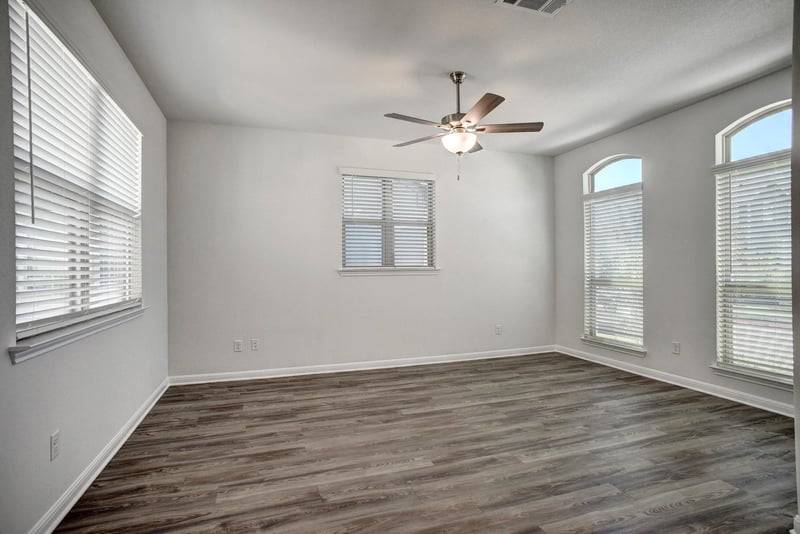 146 Weaver LN, Bastrop, TX 78602