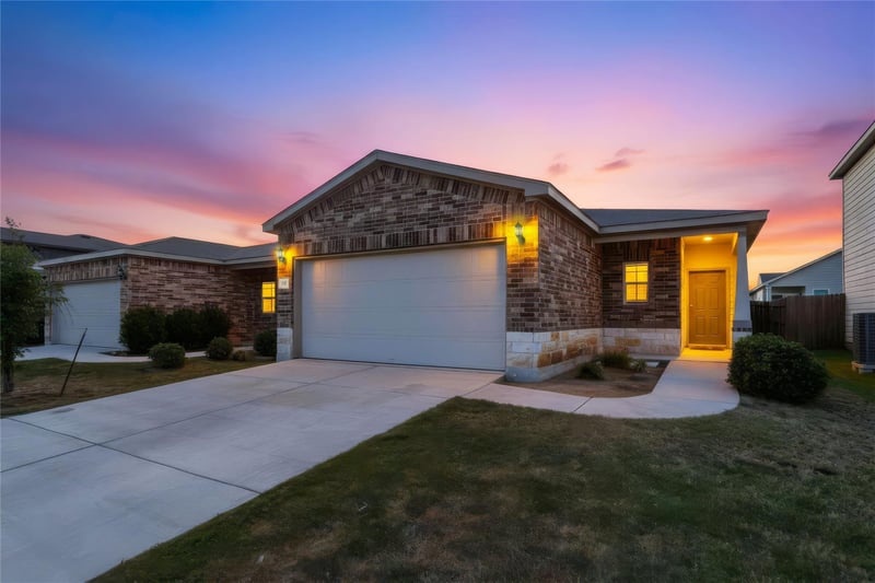 137 Miracle DR, Jarrell, TX 76537