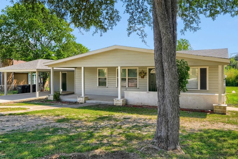 1211 N Bishop ST, San Marcos, TX 78666