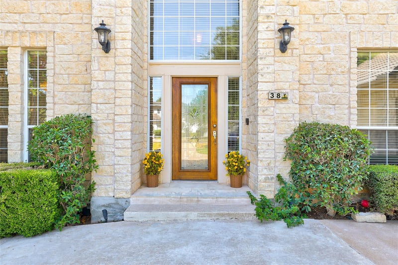 38 Tiburon DR, The Hills, TX 78738