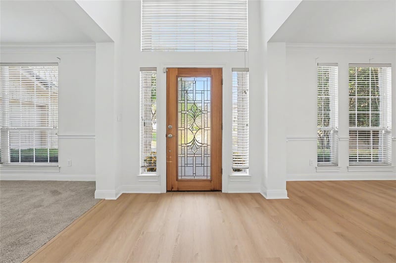 38 Tiburon DR, The Hills, TX 78738