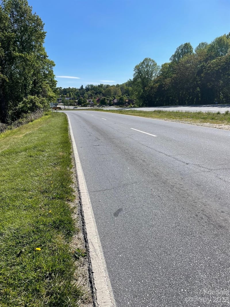 123 Francis Rd, Hendersonville, NC 28792