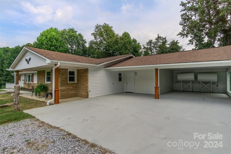 468 Deer Park Lake Rd, Spruce Pine, NC 28777