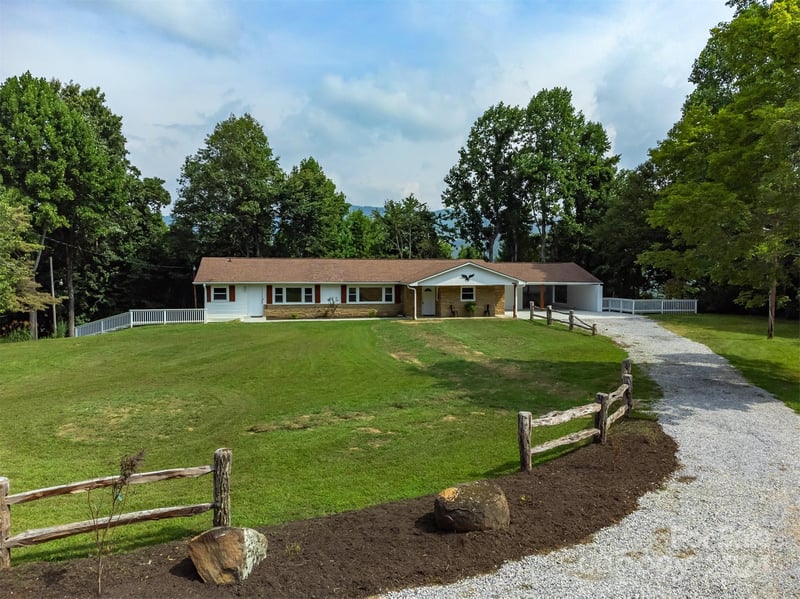 468 Deer Park Lake Rd, Spruce Pine, NC 28777