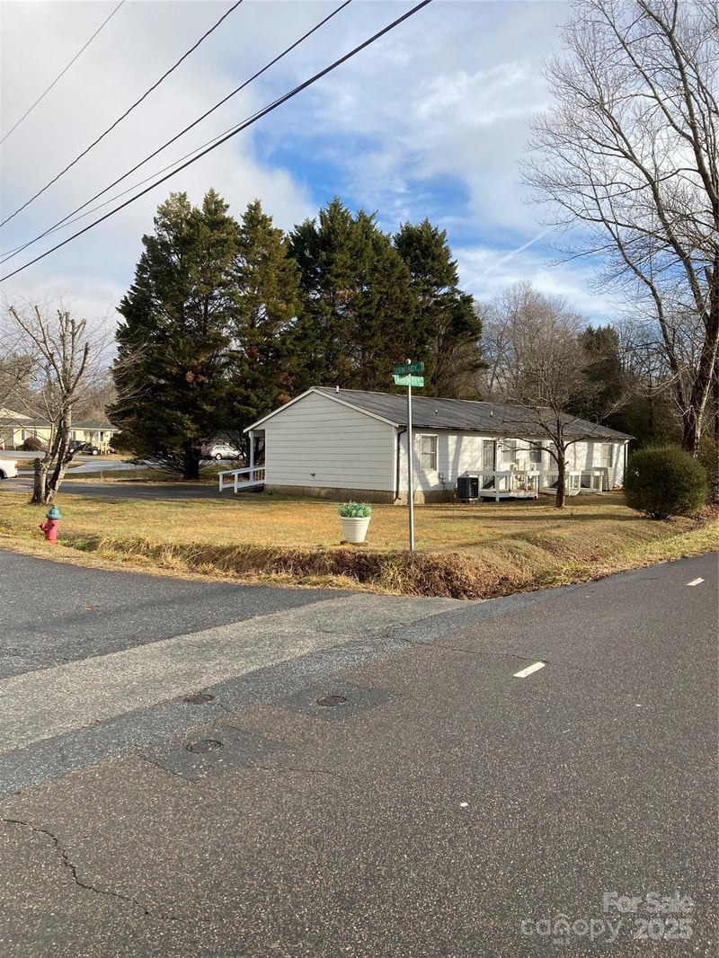 100 Normandy Dr, Morganton, NC 28655