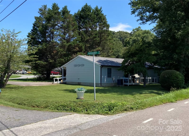 100 Normandy Dr, Morganton, NC 28655