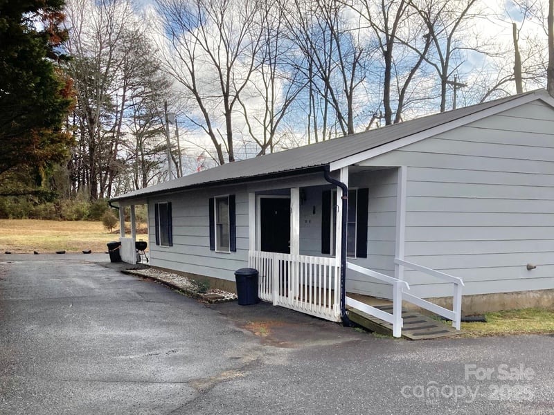 100 Normandy Dr, Morganton, NC 28655