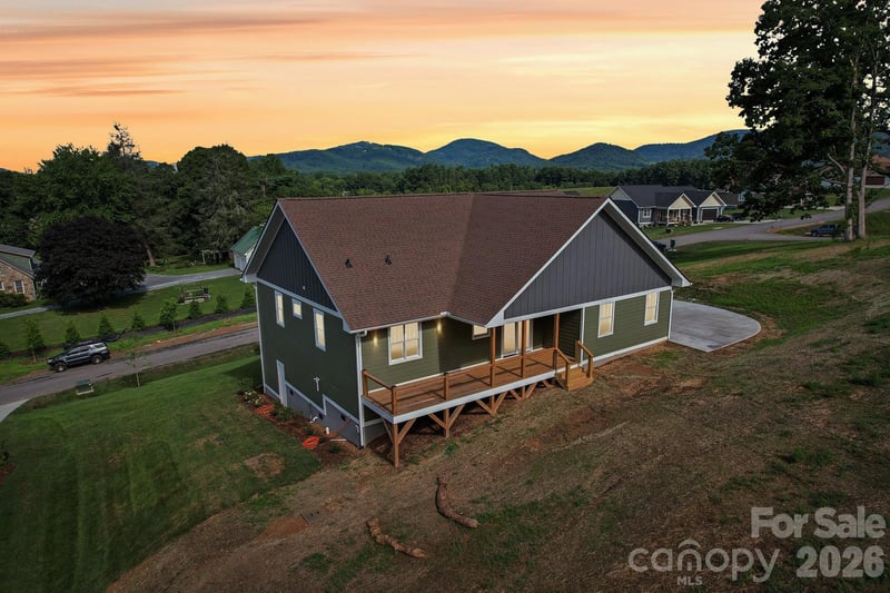 62 Maple Knoll Dr, Hendersonville, NC 28792