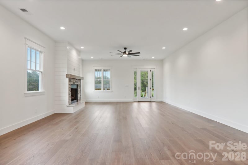 20 Maple Knoll Dr, Hendersonville, NC 28792