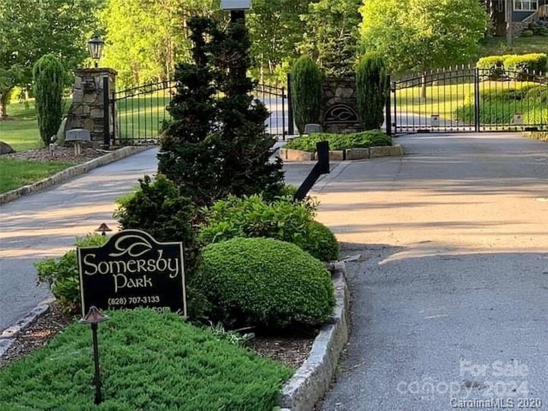 185 Crossvine Trl, Hendersonville, NC 28739