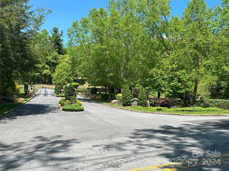 185 Crossvine Trl, Hendersonville, NC 28739