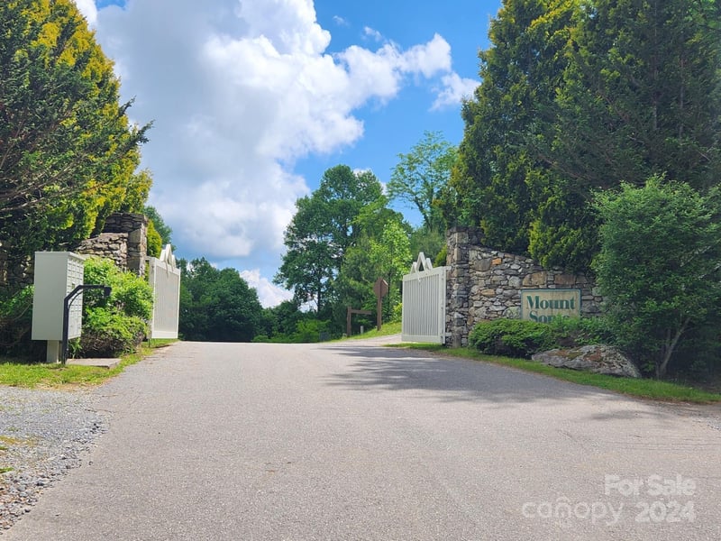 000 Chandra Ln #402, Leicester, NC 28748