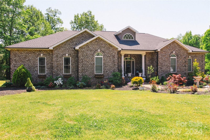 4642 King Crowder Dr, Gastonia, NC 28052