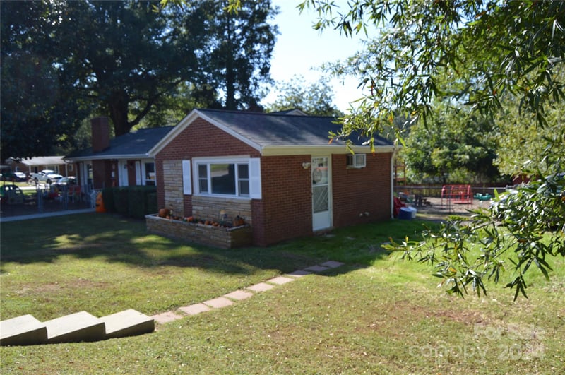 437 Hillcrest Rd, Statesville, NC 28677