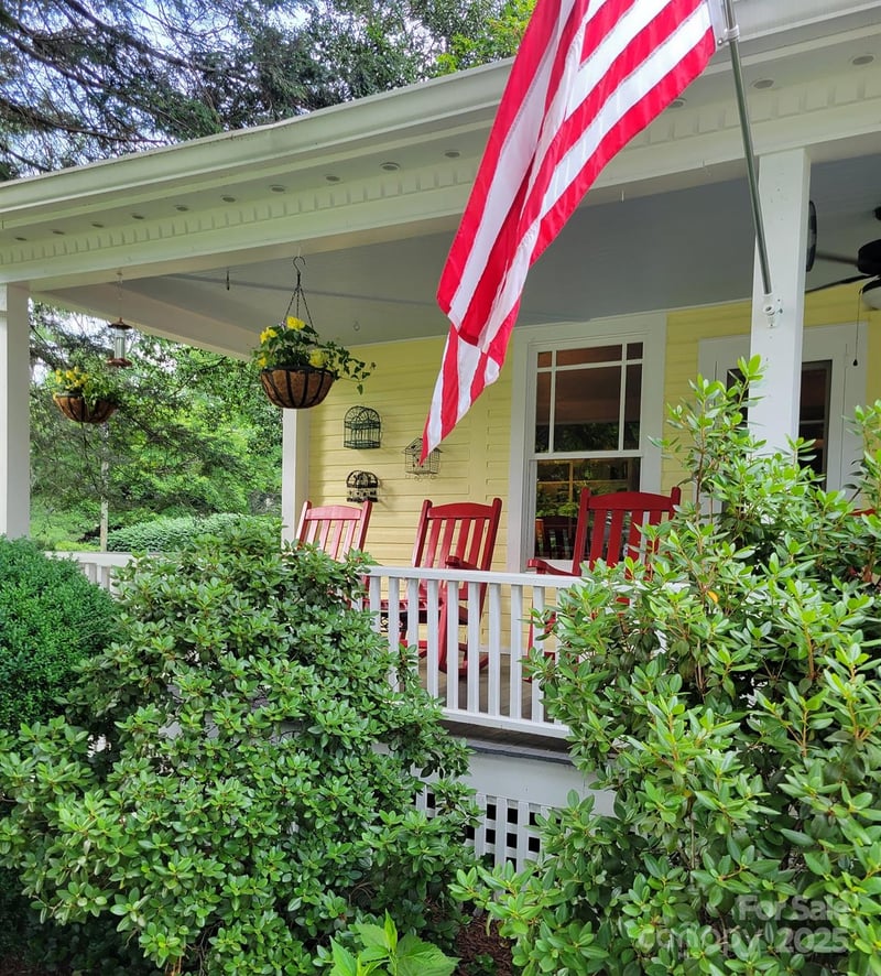 136 Dougherty St, Black Mountain, NC 28711